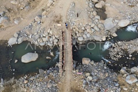 Jembatan darurat bantuan Polri di Palembayan