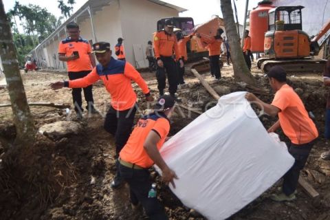 Distribusi bantuan perlengkapan huntara di Palembayan