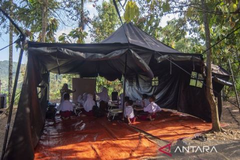Bangkit Sumatera: Semangat belajar di kelas darurat pascabencana di Agam