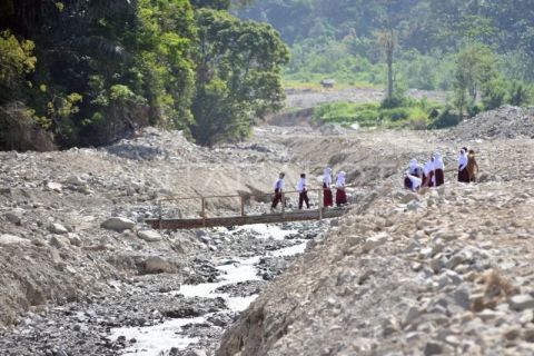 Jembatan darurat di Tanjung Raya Agam