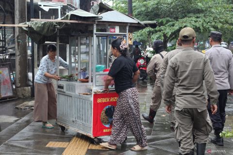 Upaya mengembalikan fungsi trotoar di Surabaya