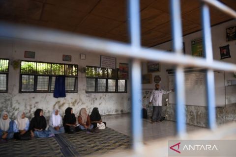 Pascabanjir bandang, siswa SMA di Aceh Utara tetap belajar meski di kelas darurat