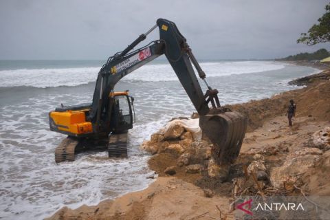 Tergerus abrasi, pantai Kuta bali dipasangi batu penahan gelombang laut
