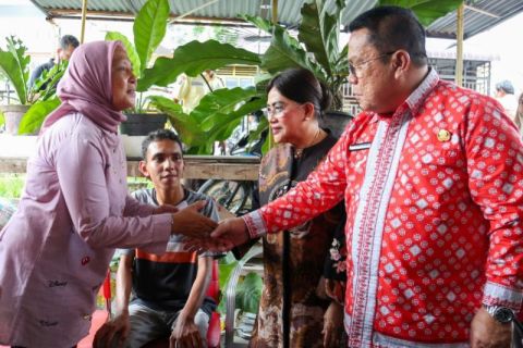 Wesly beri semangat kepada penyandang disabilitas korban pengeroyokan