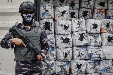 TNI AL gagalkan penyelundupan dua kontainer arang bakau