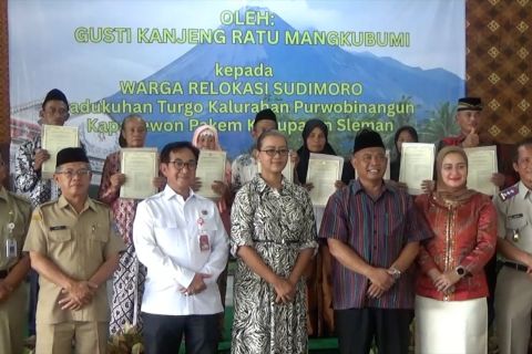 Keraton Jogja serahkan "Palilah" bagi warga relokasi erupsi Merapi 94