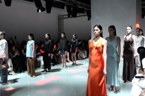 Merayakan tren warna fesyen lokal ala kaum perempuan urban