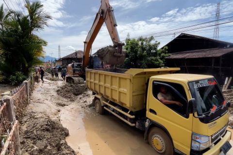 Pemkab Agam bersihkan sisa banjir dengan mengoptimalkan gotong royong