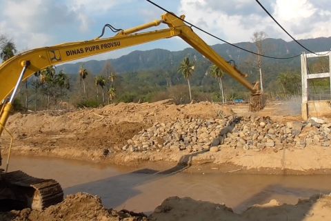 Satgas Gulbencal TNI perbaiki jembatan gantung di Tapanuli Tengah