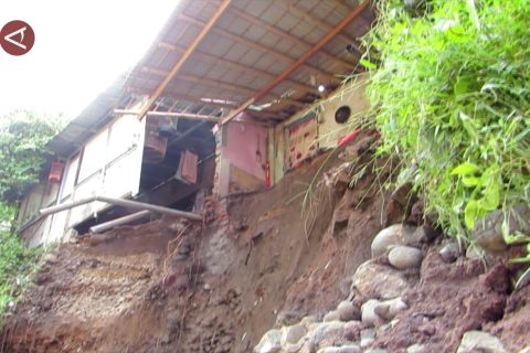 Selain picu banjir, curah hujan tinggi juga sebabkan longsor di Jember