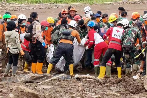 Tim SAR sebut proses pencarian korban longsor Cisarua terkendala cuaca
