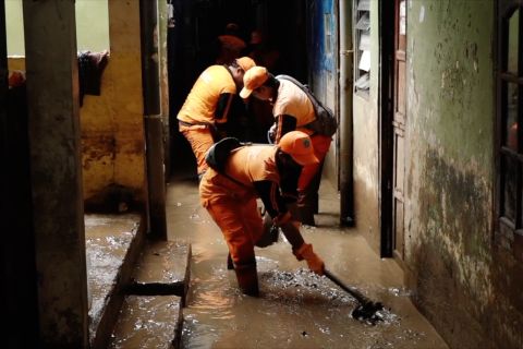 Banjir Kampung Melayu surut, warga gotong royong bersihkan lumpur