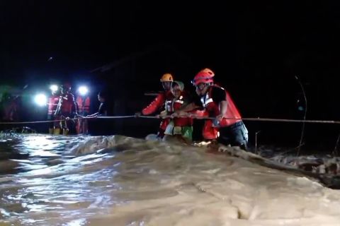 Basarnas evakuasi warga terjebak banjir di Padang dan Agam