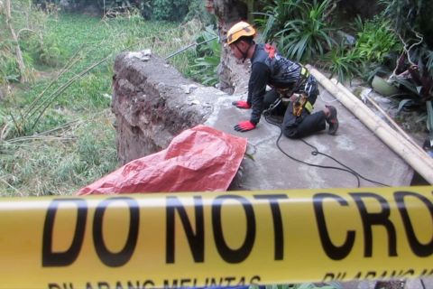 Curah hujan tinggi sebabkan longsor dan robohkan bangunan di Jember