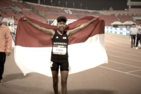 Debut manis Tiwa di APG, menang dan bentangkan merah putih