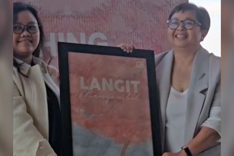 Ika Natassa bicara soal kehilangan lewat novel  "Langit Mengambil"
