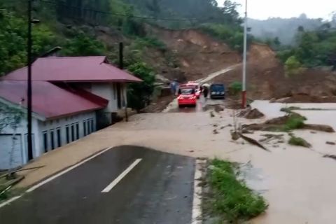 Jalan provinsi di Pagadih, Agam menuju 50 Kota terputus akibat banjir
