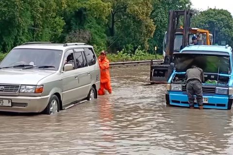 Jalan Raya Cilegon-Anyer terendam banjir, BPBD imbau warga waspada