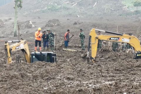 Jumlah korban longsor Cisarua bertambah, Tim SAR gunakan alat berat