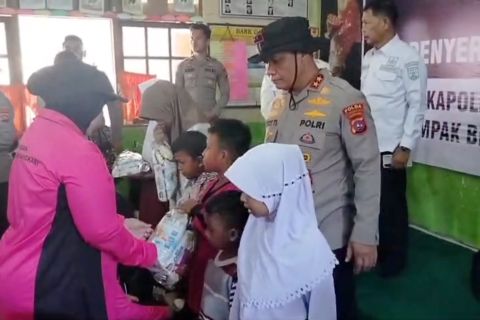 Kapolda Sumbar bagikan paket perlengkapan sekolah untuk pelajar Agam
