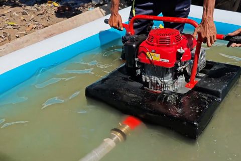 KSP dan TNI-POLRI gunakan pompa apung bersihkan permukiman warga Aceh