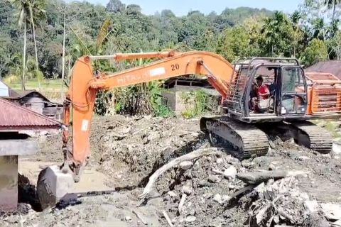 Pemkab Agam kerahkan alat berat singkiran batu galodo di rumah warga