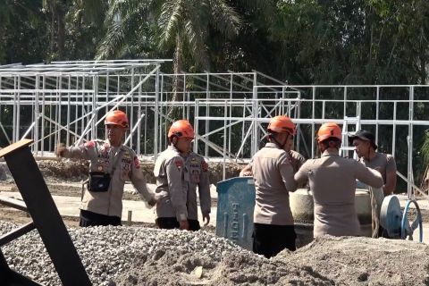 Percepat bangun huntara kedua Agam, Brimob Polda Sumbar dilibatkan
