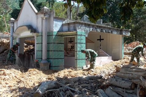 Personel TNI AD bersihkan akses dan sanitasi Gereja HKBP Parsingkaman