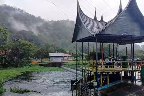 PLTA Maninjau buka pintu bendungan antisipasi rumah terendam air danau