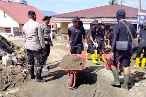 Polisi dan warga bahu membahu bersihkan material galodo di Maninjau