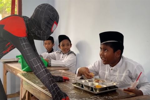 Manusia laba-laba warnai program MBG di Lumajang