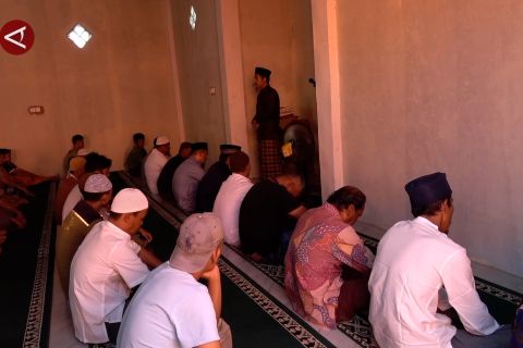 Melihat suasana salat Jumat di lokasi&nbsp;pengungsi galodo di&nbsp; Agam