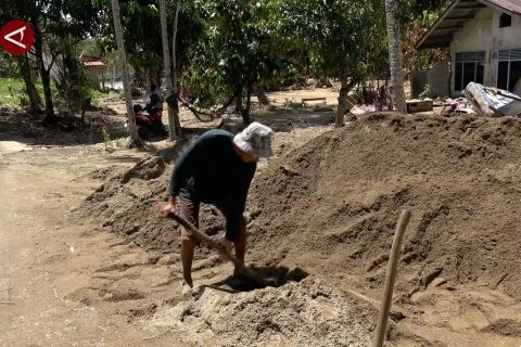 Pasir bekas banjir bandang Padang Pariaman jadi sumber rezeki warga
