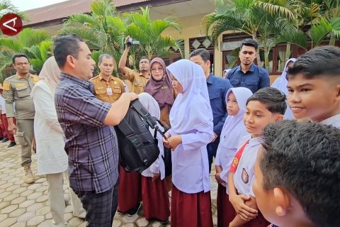 Pemko Lhokseumawe salurkan 820 paket alat sekolah untuk korban banjir
