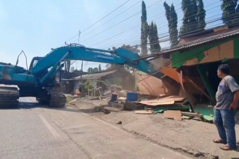 Satpol PP Cilegon bongkar 124 bangunan liar pemicu banjir