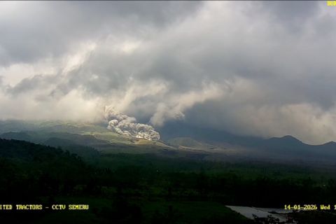 Semeru level siaga, awan panas guguran terjadi dua kali