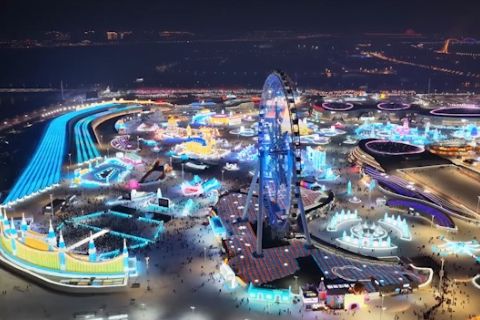 Taman bermain salju terbesar dunia di China pikat wisatawan