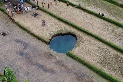 Bukan obat penyembuh, air sinkhole Sumbar mengandung bakteri E. coli