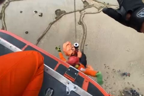 Satu korban kecelakaan ATR 42-500 dievakuasi dari jurang terjal