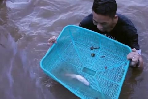 Warga buru ikan terdampak fenomena "air bangai" di Sungai Mahakam