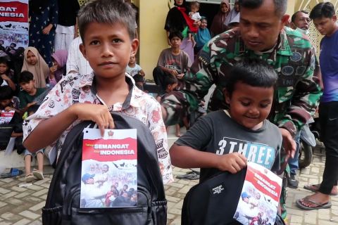 Siswa di Pidie Jaya terima perlengkapan sekolah bantuan dari Presiden