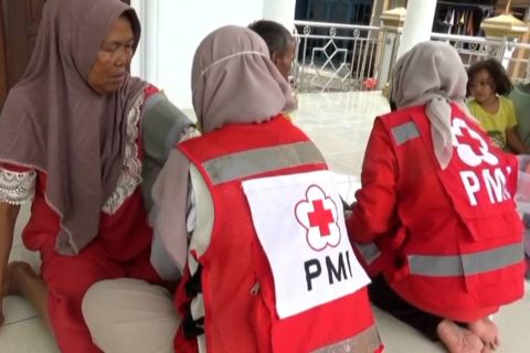 PMI Cilegon terjunkan tim beri pertolongan pertama pada korban banjir