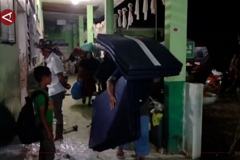 Melihat suasana malam pertama di huntara Kayu Pasak, Agam