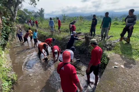 Bupati Temanggung dan petani gotong royong pulihkan saluran irigasi