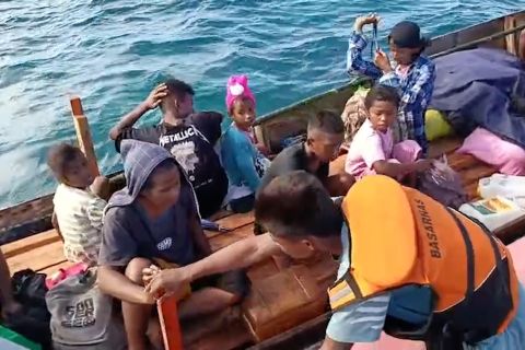 Tim SAR evakuasi 17 penumpang long boat mati mesin di Maluku tenggara