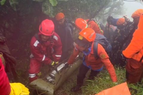 Tim SAR evakuasi korban kedua kecelakaan pesawat ATR 42-500