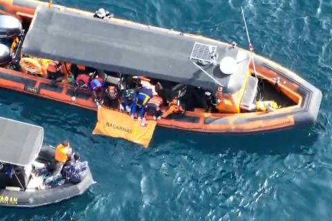 Tim SAR temukan satu jenazah yang diduga WNA korban KM Putri Sakinah