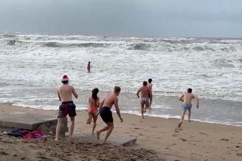 Tradisi unik tahun baru di Belanda, berenang di laut dingin