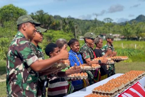 Yonif TP 814 bagikan ratusan telur hasil panen bagi warga Jayapura