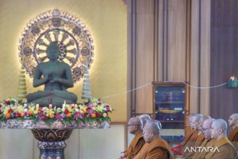 Melihat upacara pengecoran kedua Rupang Buddha Nusantara